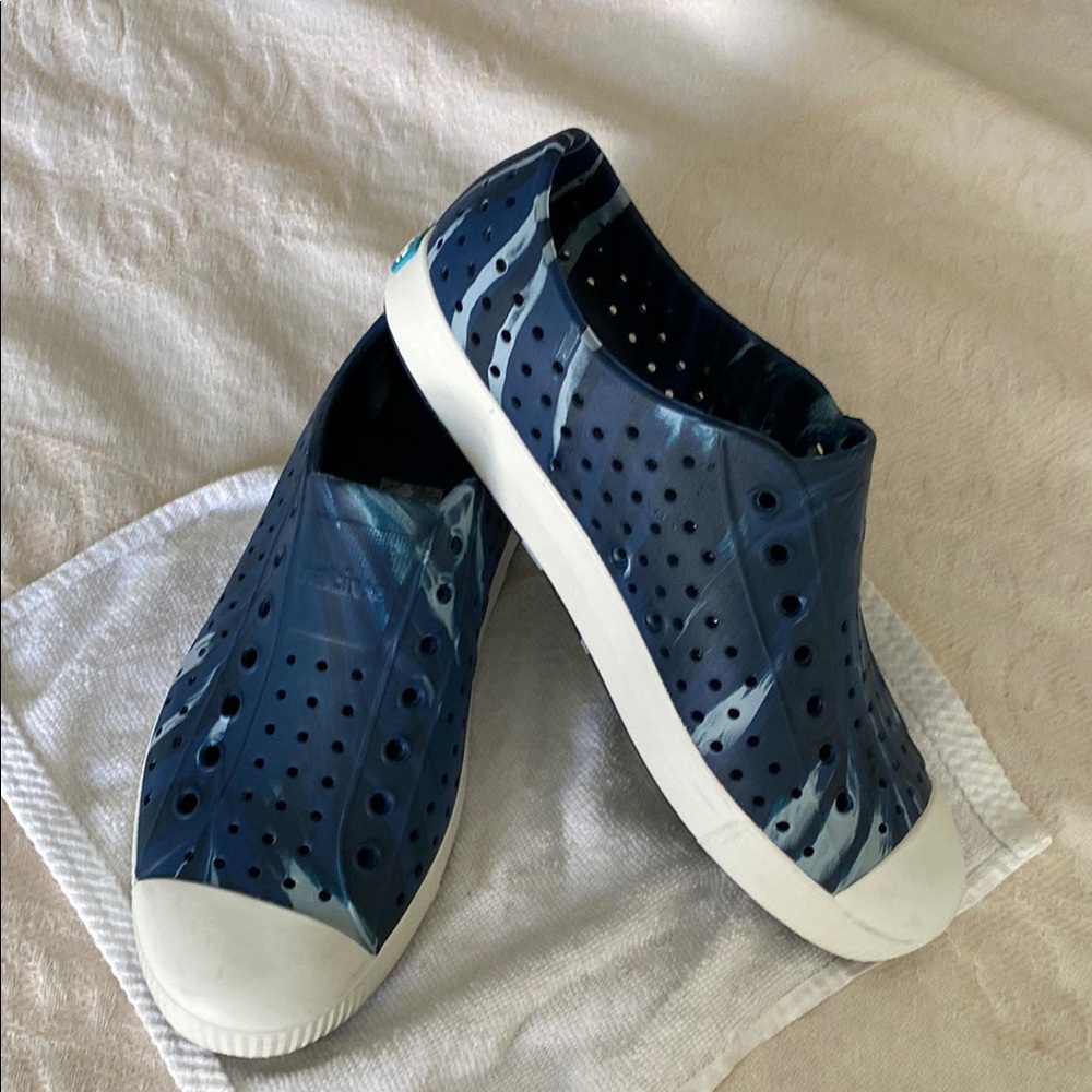 Native unisex Blue and White Slip-On Shoes Men’s 8 women’s 10